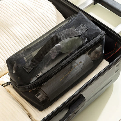 trousse de toilette ouverture grand angle posé sur une valise