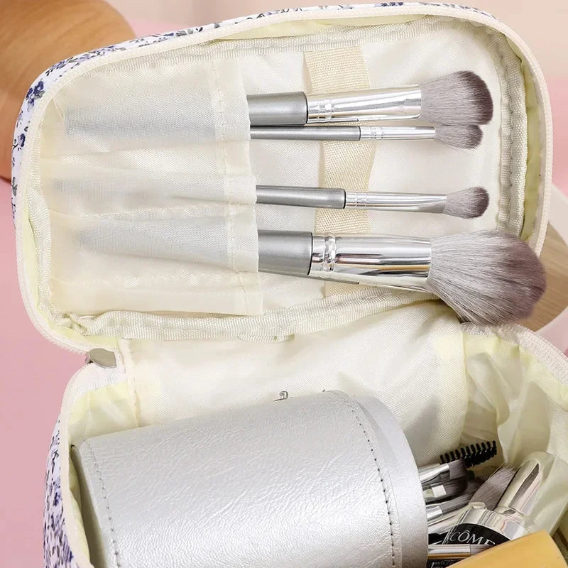 trousse de toilette vanity femme vu sur le compartiment intérieur