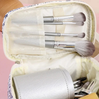 trousse de toilette vanity femme vu sur le compartiment intérieur