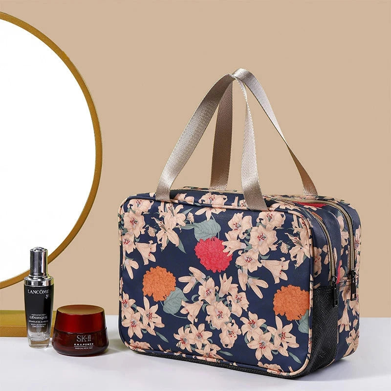 trousse de toilette femme originale coloris bleu avec motifs de fleurs