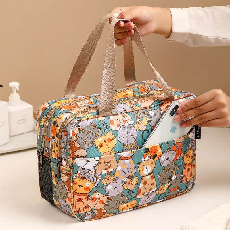 trousse de toilette femme originale coloris verte avec motifs de chats vue de la poche avant