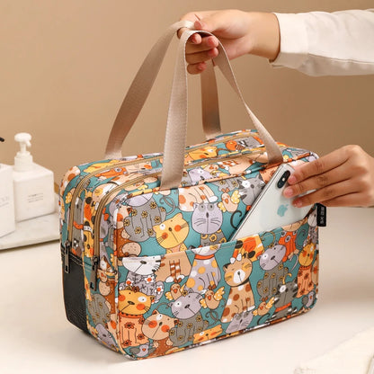 trousse de toilette femme originale coloris verte avec motifs de chats vue de la poche avant