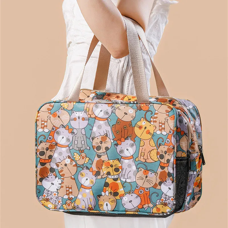 trousse de toilette femme originale coloris verte avec motifs de chats porté par la anse
