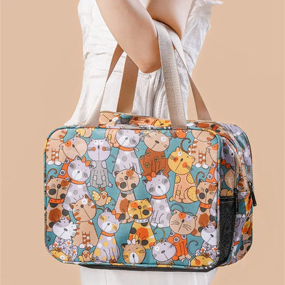 trousse de toilette femme originale coloris verte avec motifs de chats porté par la anse