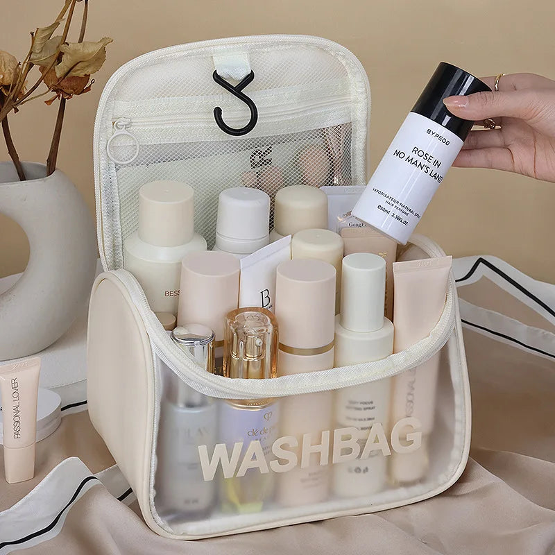 trousse de toilette beige vue de l'interieur avec beaucoup de produits