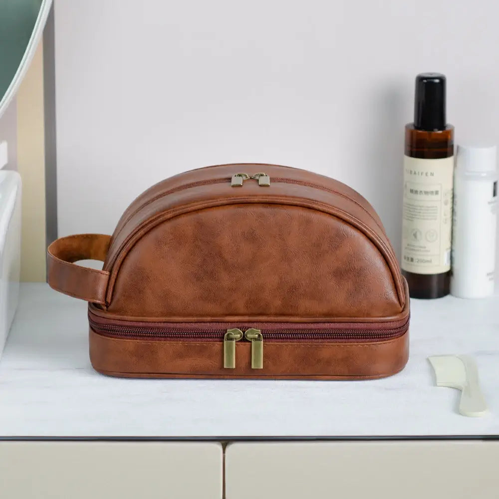 trousse de toilette vintage originale posée sur un meuble coloris marron