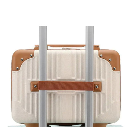 vanity rigide avec compartiments accroché à une valise