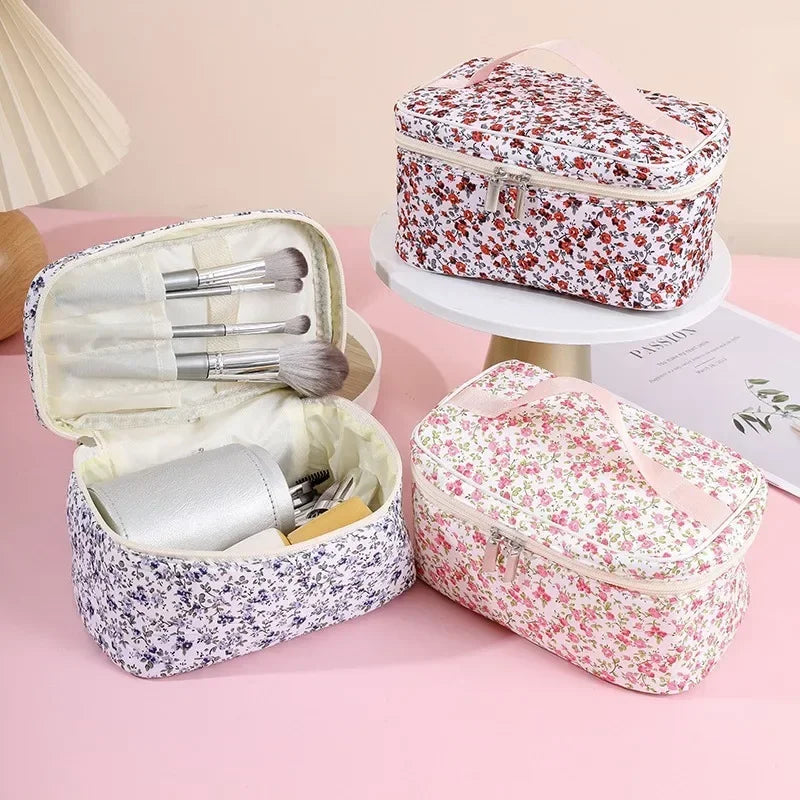 vu sur plusieurs modèles de la trousse de toilette vanity femme