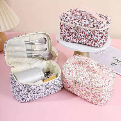 vu sur plusieurs modèles de la trousse de toilette vanity femme